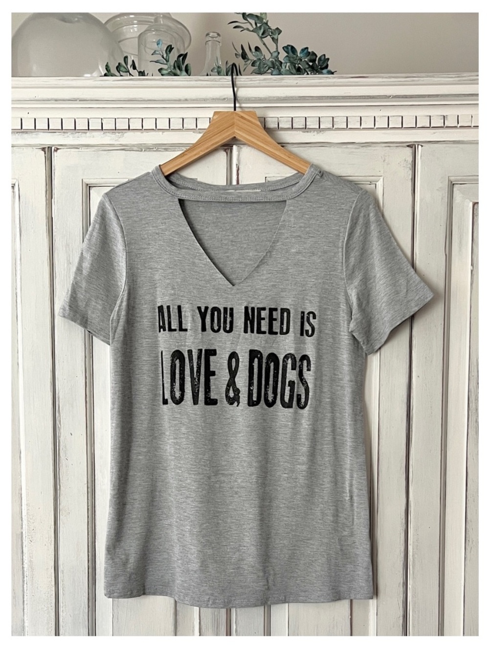 🟠NWT VINE & LOVE Short Sleeve “Love & Dogs” Tee in Gray